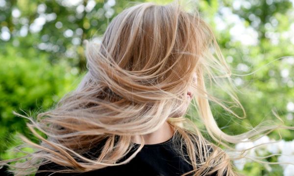 DIY: Αυτό το hair serum θα σου χαρίσει τα δυνατά και υγιή μαλλιά που ονειρεύεσαι