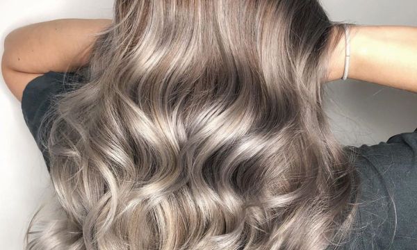 #SmokyBlonde είναι η νέα τάση στο ξανθό χρώμα και έχουμε τις λεπτομέρειες