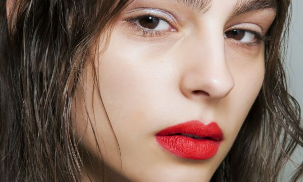 Αξίζει να επενδύσεις στα extensions φρυδιών; Τι περιλαμβάνει η τοποθέτηση; Ρωτήσαμε και μάθαμε