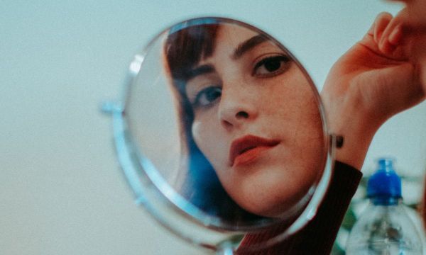 3 τρόποι να αντιμετωπίσεις το ενοχλητικό σπυράκι στο πρόσωπό σου