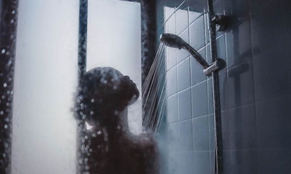 4 πράγματα που πρέπει να αποφεύγεις όταν κάνεις μπάνιο