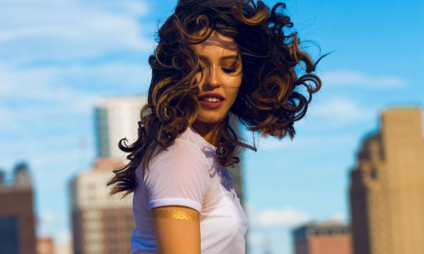 DIY: Τα 5 καλύτερα tutorials για να κάνεις μπούκλες σε κοντά μαλλιά