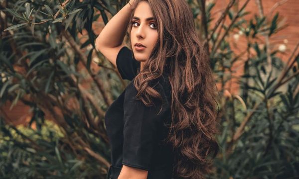 Έχεις πολύ μακριά μαλλιά; Αυτά τα χτενίσματα σου ταιριάζουν «γάντι»