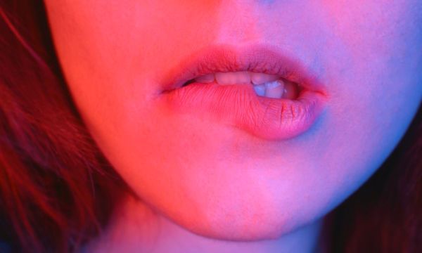 Κι όμως, το lip balm μπορεί να κάνει τα χείλη σου να σκάνε!