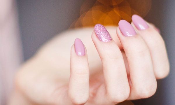 #festivenails: 10 γιορτινά μανικιούρ για να στολίσεις τα νύχια σου