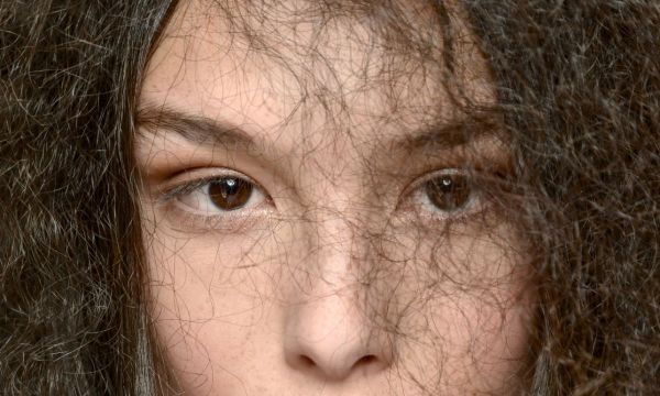 Φριζάρισμα ή στατικός ηλεκτρισμός; Τι συμβαίνει στα μαλλιά σου;