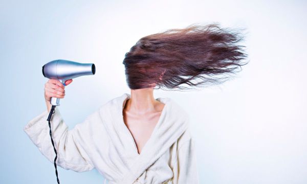 4 tips για να κάνεις το στέγνωμα των μαλλιών «παιχνιδάκι»