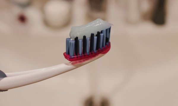 3 beauty χρήσεις της οδοντόκρεμας που κυριολεκτικά θα σου «λύσουν» τα χέρια