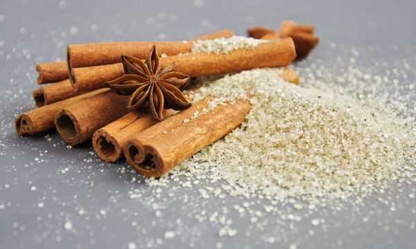 DIY: Αυτό το lip scrub με κανέλα θα σου χαρίσει απαλά χείλη ξανά