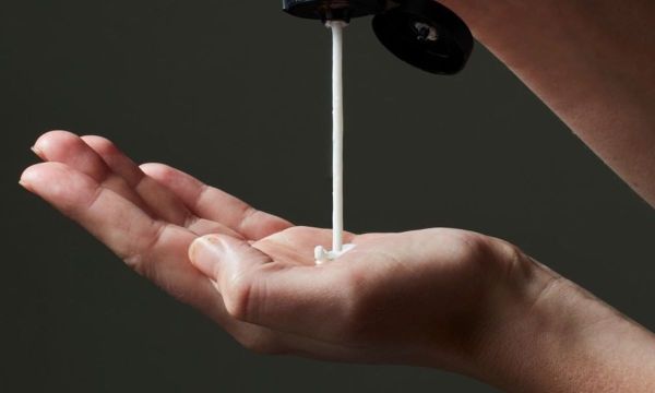 Να γιατί πρέπει τώρα περισσότερο από ποτέ να βάλεις αιθέρια έλαια στην κρέμα χεριών σου