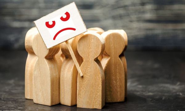 Γιατί τόσοι πολλοί άνθρωποι αψηφούν τα περιοριστικά μέτρα;