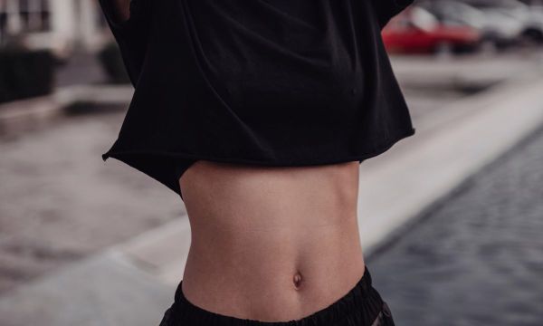 Απόκτησε επίπεδη κοιλιά μέσα σε ένα τέταρτο. Το βίντεο που θα σε βοηθήσει