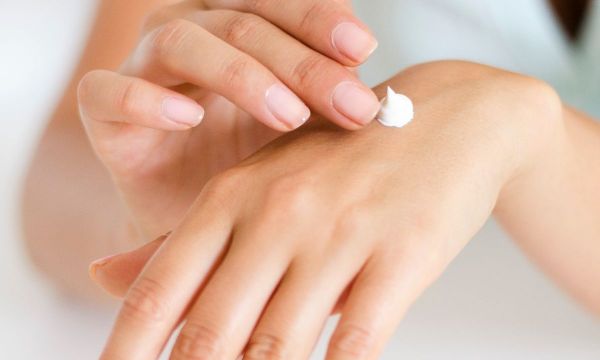 3 πανεύκολες DIY μάσκες χεριών για extra ενυδάτωση και λάμψη (video)