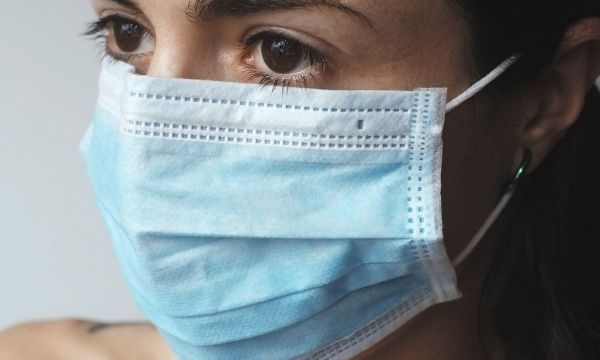 Διάβασε πώς θα περιποιηθείς την επιδερμίδα σου τώρα που φοράς συνέχεια μάσκες…