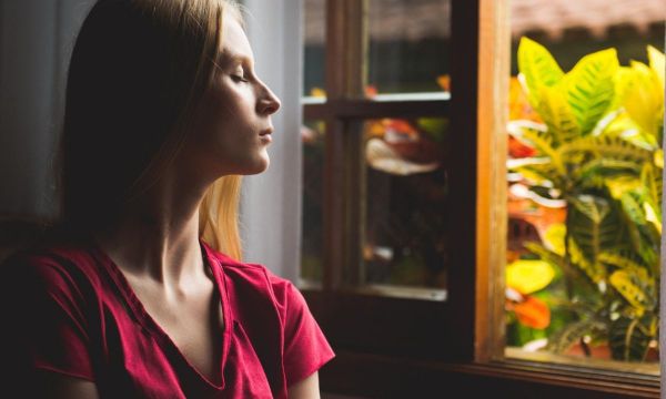 10 τρόποι για να μείνεις υγιής (σωματικά και πνευματικά) όσο είσαι σε καραντίνα