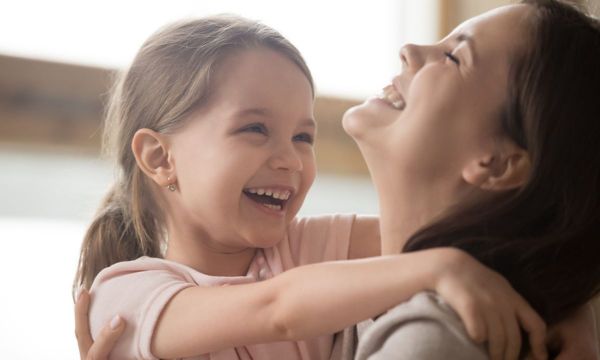 Παγκόσμια Ημέρα Γέλιου: Ποια τα οφέλη του γέλιου για τα παιδιά;