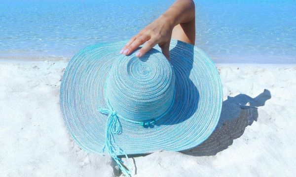Γιατί νιώθεις ευτυχισμένη δίπλα στη θάλασσα; Ένα βιβλίο αποκαλύπτει τον λόγο