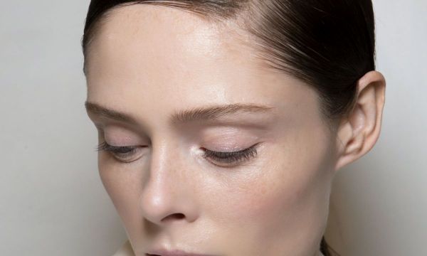 6 tips για να αντιμετωπίσεις τα σπυράκια στην περιοχή του βλεφάρου