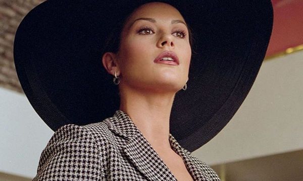 Η Catherine Zeta-Jones υιοθέτησε το απόλυτο κούρεμα της σεζόν