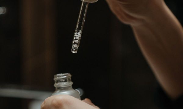 Bakuchiol: Το νέο skincare συστατικό κάνει θαύματα στην επιδερμίδα