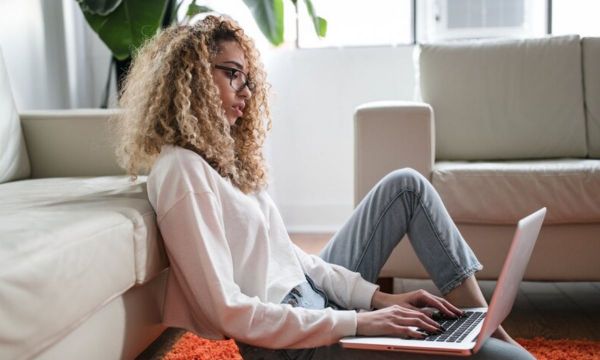 Δουλεύεις από το σπίτι; 3 tips για να παραμείνεις παραγωγική