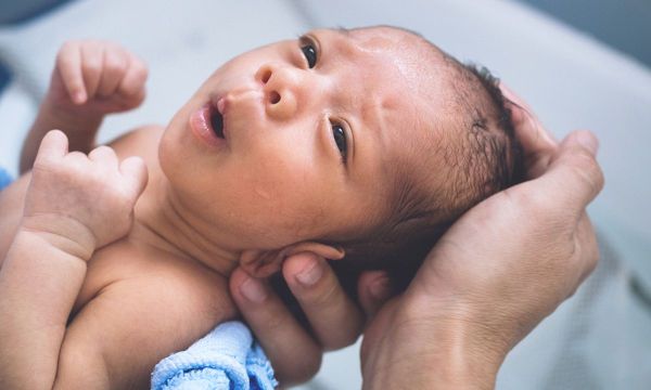 5 φυσικοί τρόποι για να αντιμετωπίσετε τη βουλωμένη μύτη του μωρού