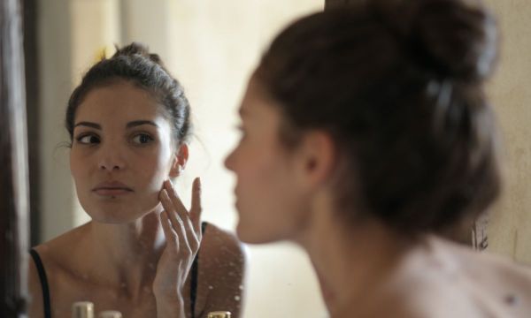 Ερεθίστηκε το δέρμα σου από κάποιο skincare προϊόν; Έτσι θα το φροντίσεις
