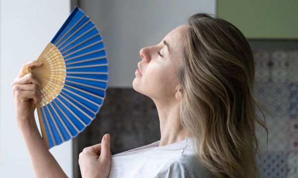 Έντονη εφίδρωση μετά τον τοκετό: Τι πρέπει να γνωρίζετε;