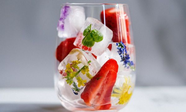 Πώς θα φτιάξεις παγάκια με γεύσεις για όλα τα καλοκαιρινά σου ροφήματα