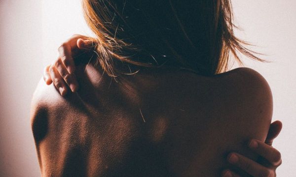 Οδηγίες για να προστατεύσεις το δέρμα σου από τον καπνό και την φωτιά