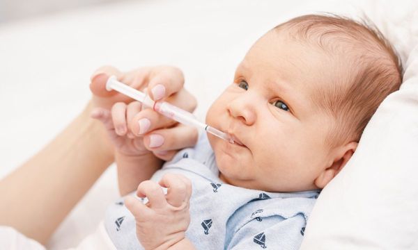 Πώς να ταΐσετε το νεογέννητο μωρό με σύριγγα