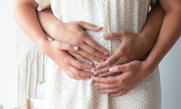 Την περίοδο της εγκυμοσύνης δεν αλλάζει μόνο το σώμα αλλά και η φωνή