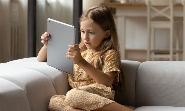 Πανδημία: Διπλασιάστηκε ο χρόνος που περνούν τα παιδιά στις οθόνες (εικόνες)