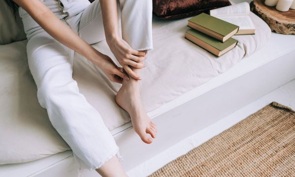 Πρησμένα πόδια μετά τον τοκετό: Τι πρέπει να γνωρίζετε (εικόνες)