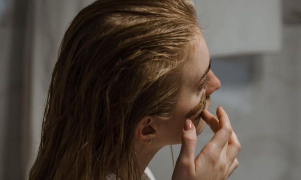 Σπιτικό scrub προσώπου για λάμψη και αντιγήρανση με ακτινίδια