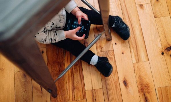 Τα παιδιά είναι ασφαλή και πέντε ώρες την ημέρα μπροστά σε οθόνη;