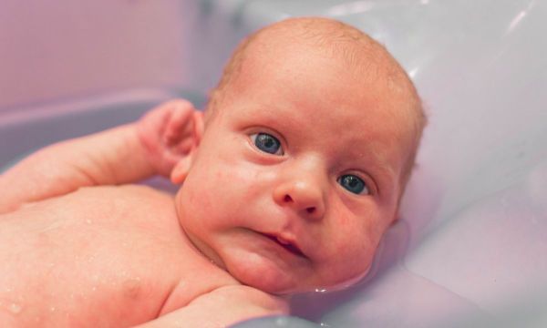 Κάνοντας μπάνιο το μωρό