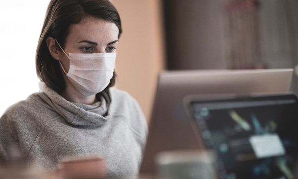 Ξηροί οφθαλμοί: Επηρεάζει η πολύωρη χρήση μάσκας προστασίας για τον κορονοϊό τα μάτια μας;