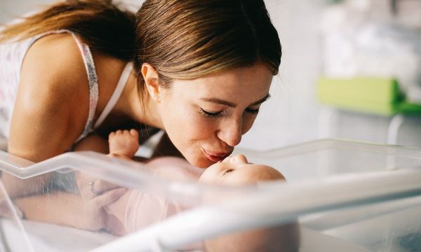 Ανάρρωση μετά τον τοκετό: Πόσο διαρκεί και ποια τα συνήθη συμπτώματα