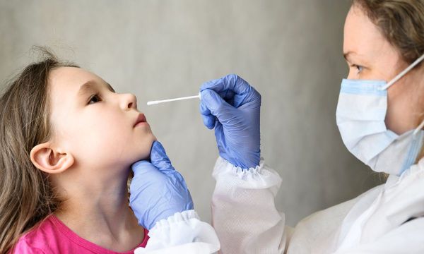 Τι πρέπει να ξέρουν οι γονείς για τη νέα μετάλλαξη Όμικρον