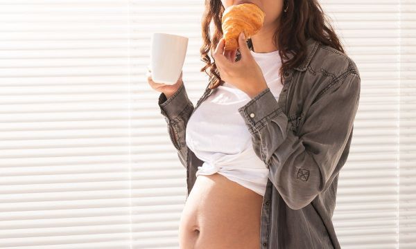 Γιατί δεν πρέπει να το παρακάνετε με το φαγητό στην εγκυμοσύνη;