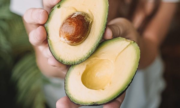 Αβοκάντο: Νέα έρευνα αναδεικνύει τα σημαντικά οφέλη του στην εγκυμοσύνη