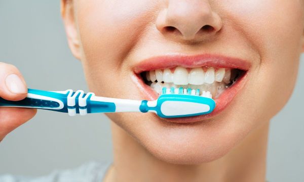 Κάντε τα δόντια σας πιο λευκά με μαγειρική σόδα