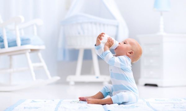 Τάϊσμα με μπουκάλι: Πότε αντικαθιστούμε το μπιμπερό και τις θηλές του