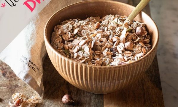 Φτιάξε σπιτικό face scrub με βρώμη για να καταπραΰνεις την ευαίσθητη επιδερμίδα σου