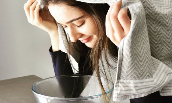 Face steaming: Τα πάντα για το βήμα που αξίζει να προσθέσεις στην skincare ρουτίνα σου το 2022