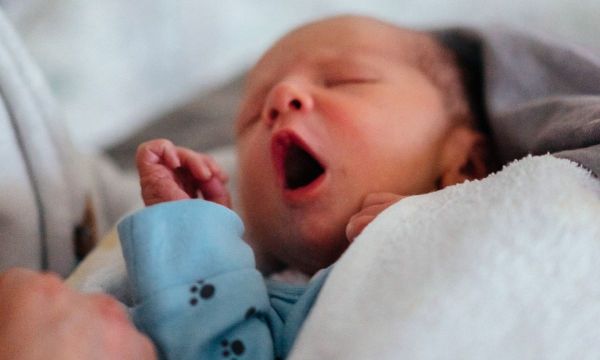 Πέντε σημάδια που δείχνουν ότι το μωρό δεν κοιμάται αρκετά