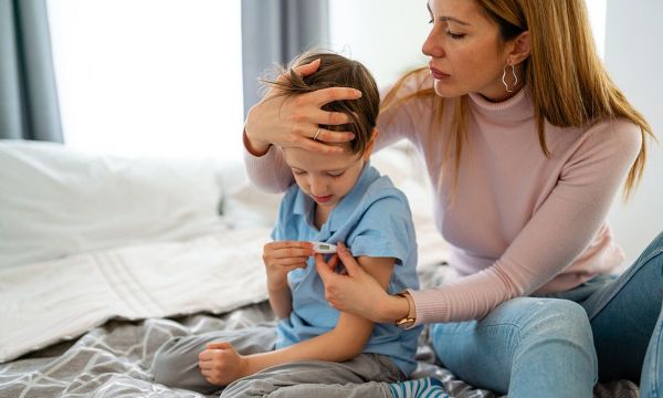 Τι πρέπει να γνωρίζουν οι γονείς για τη Flurona: Διπλή ίωση με κορονοϊό και γρίπη