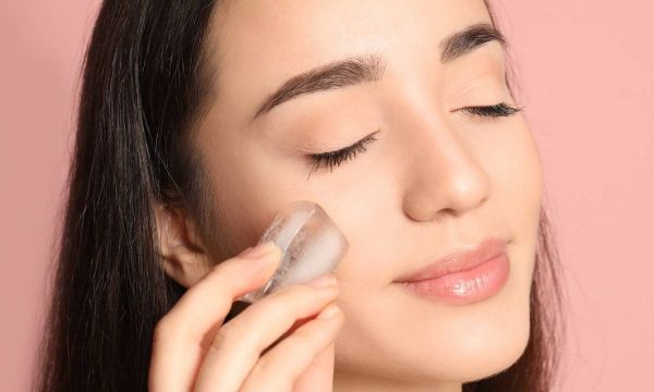 Face icing: Τα οφέλη του να παγώνεις την επιδερμίδα σου και tips για να το κάνεις με ασφάλεια