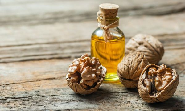 Καρυδέλαιο: Πέντε λόγοι για να το εντάξετε στην περιποίηση της επιδερμίδας σας